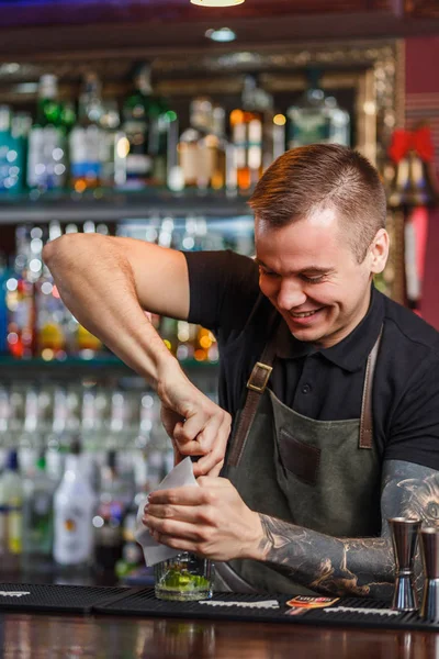 Barman, Dokonywanie koktajl — Zdjęcie stockowe
