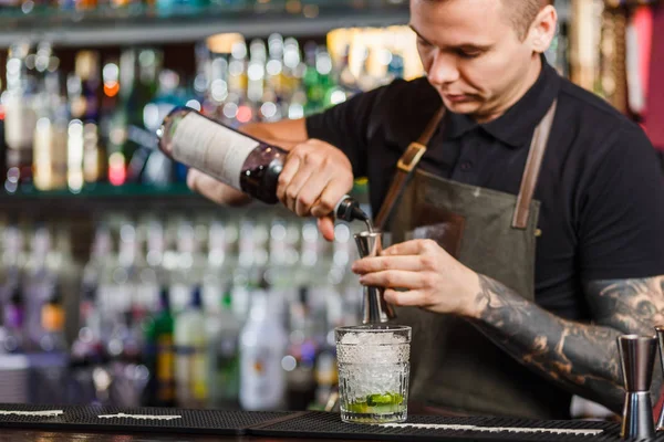 The bartender making cocktail — Stock Photo, Image