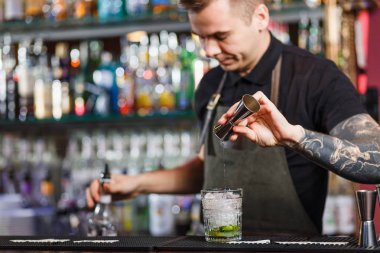 Kokteyl yapmak barmen