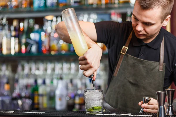 Barman, Dokonywanie koktajl — Zdjęcie stockowe