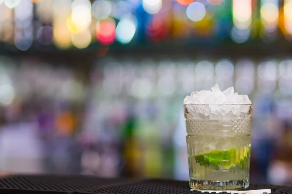 Beneveld over glas Mojito cocktail — Stockfoto