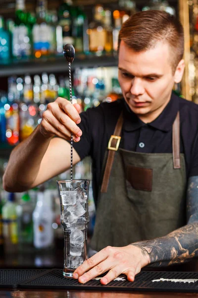 Le barman fait un cocktail — Photo