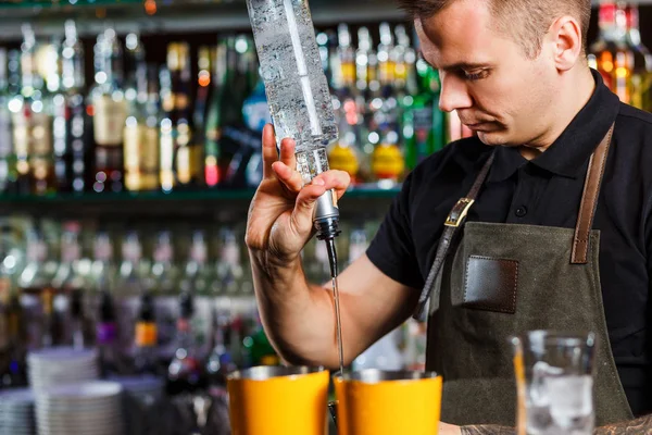 O barman fazendo coquetel — Fotografia de Stock