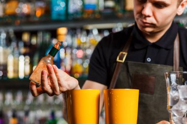 Kokteyl yapmak barmen
