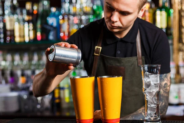 Barman, Dokonywanie koktajl — Zdjęcie stockowe