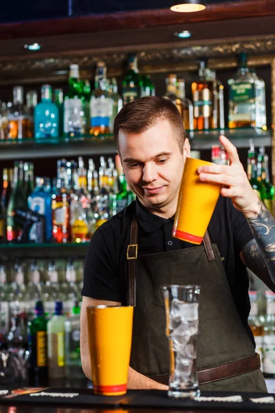 Barman, Dokonywanie koktajl — Zdjęcie stockowe