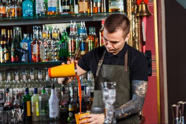 Kokteyl yapmak barmen