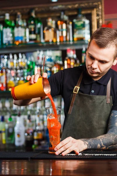 Barman, Dokonywanie koktajl — Zdjęcie stockowe