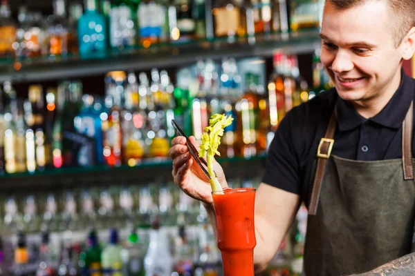 O barman fazendo coquetel — Fotografia de Stock