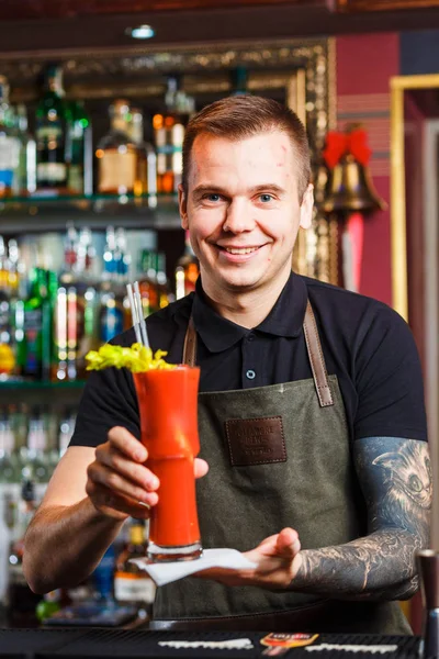 The bartender presents cocktail Bloody Mary — Stock Photo, Image
