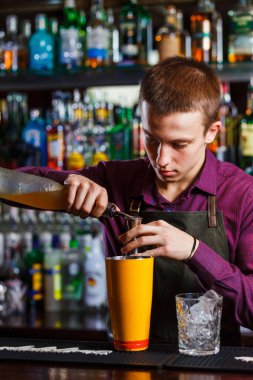 Kokteyl yapmak barmen
