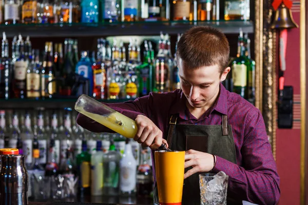 O barman fazendo coquetel — Fotografia de Stock