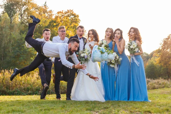 Loser drops the wedding cake — Stock Photo, Image