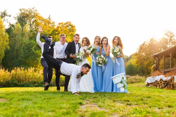 Loser drops the wedding cake — Stock Photo, Image