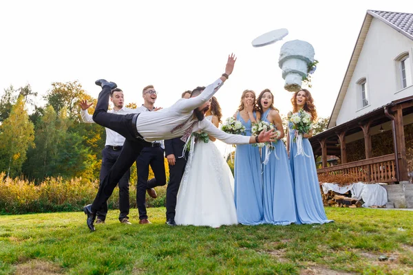 Verlierer lässt die Hochzeitstorte fallen — Stockfoto