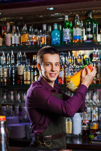 The bartender mixing cocktail — Stock Photo, Image