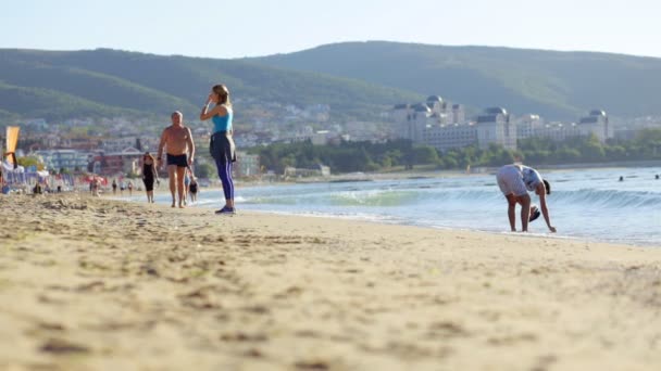 Aktiva seniorer promenader på stranden — Stockvideo