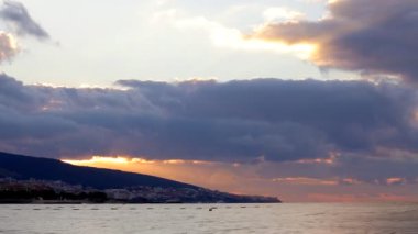 Hd doğal gündoğumu arka plan güneş doğuyor