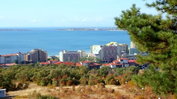 Blick auf die Bucht des sonnigen Badeortes — Stockvideo