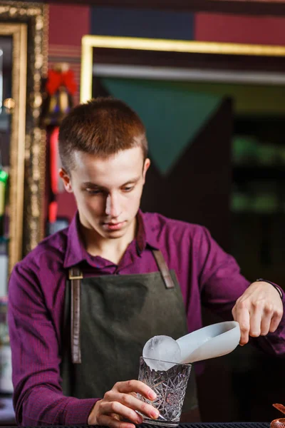 The bartender making cocktail — Stock Photo, Image