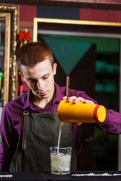 Le barman fait un cocktail — Photo