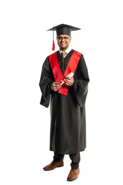 Uomo africano americano laureato in abito e cappello — Foto Stock