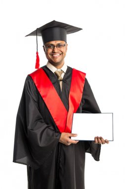 Erkek Afro-Amerikan mezunu elbisesi ve kap