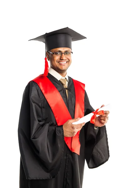 Masculino Africano americano graduado em vestido e boné — Fotografia de Stock