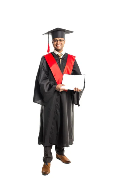 Homme afro-américain diplômé en robe et casquette — Photo