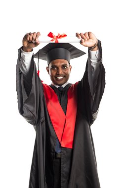 Erkek Afro-Amerikan mezunu elbisesi ve kap