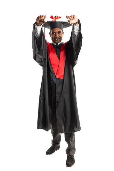 Masculino Africano americano graduado em vestido e boné — Fotografia de Stock