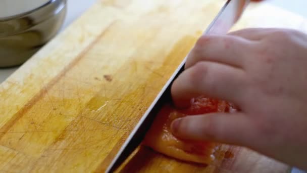 El chef corta filetes de salmón — Vídeos de Stock