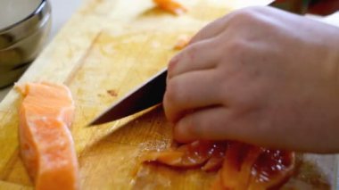 Şef somon fileto keser
