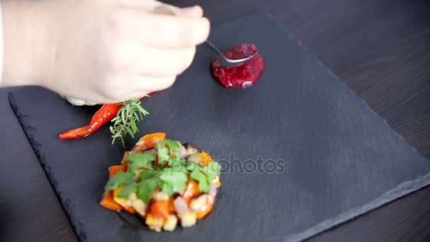 Руки профессионального повара, украшающего блюдо вешалкой баранины — стоковое видео