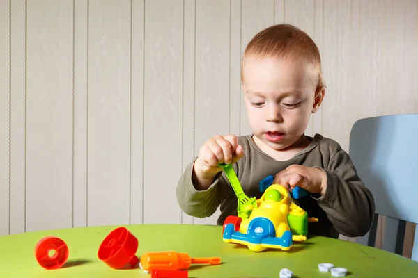 Kleine jongen reparaties auto — Stockfoto