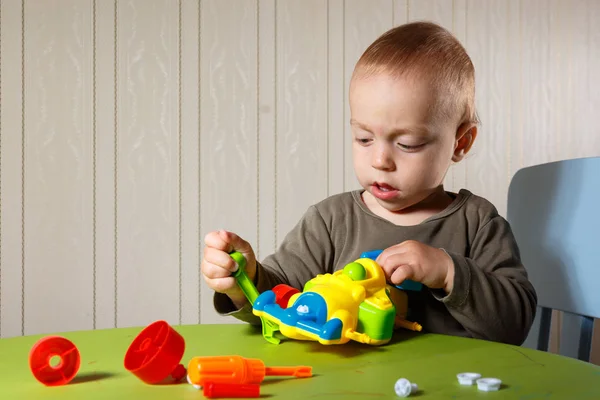 Little boy repairs auto — Stock Photo, Image