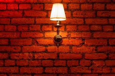 Bir tuğla duvar Retro lamba.