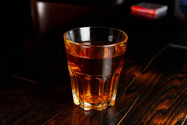 Bicchiere sfaccettato di brandy — Foto Stock