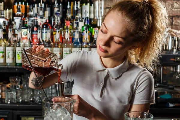 Barman žena dělat koktejl na alkohol — Stock fotografie