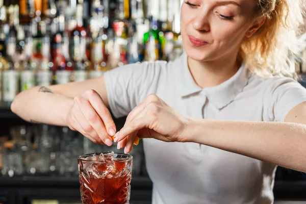 Femme barman faire un cocktail d'alcool — Photo