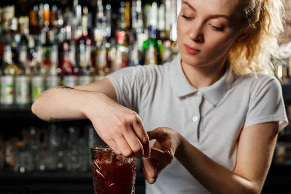 Barman žena dělat koktejl na alkohol — Stock fotografie