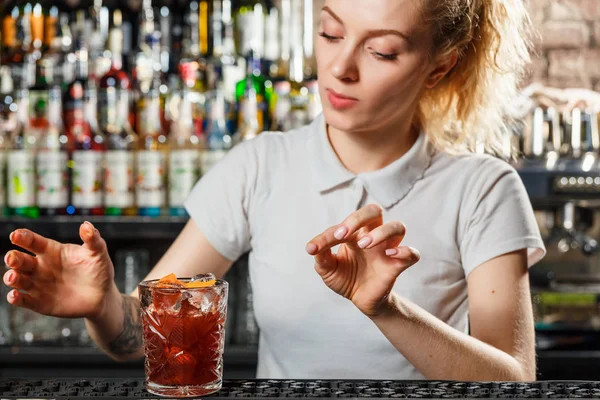 Barman žena dělat koktejl na alkohol — Stock fotografie