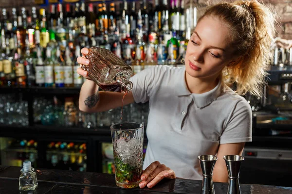 Mulher barman fazendo um coquetel de álcool — Fotografia de Stock