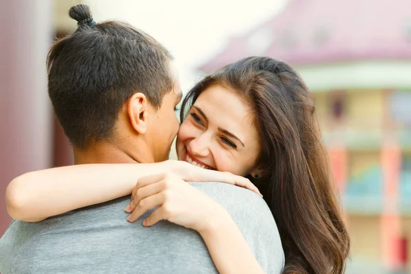 Jovem casal apaixonado — Fotografia de Stock