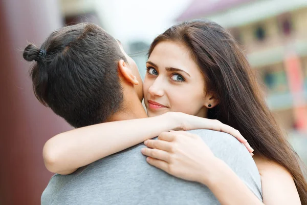 Jovem casal apaixonado — Fotografia de Stock