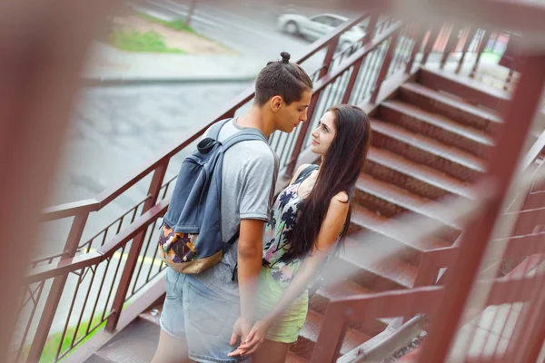 Jovem casal apaixonado — Fotografia de Stock