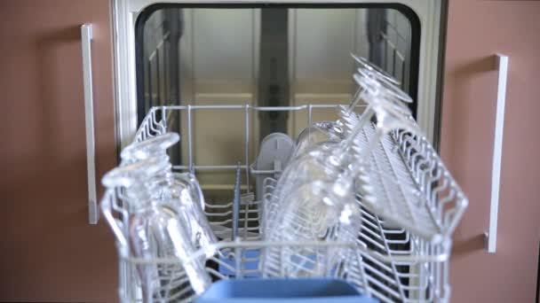 男人加载与碗托盘和关闭洗碗机门. — 图库视频影像
