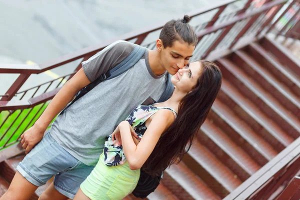 Pareja joven enamorada — Foto de Stock