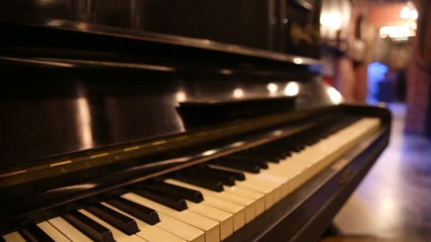 Panoramica di una tastiera di un vecchio pianoforte — Video Stock
