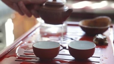 Çay töreni. Kadın bir çay kase çay dökülen. 